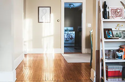 Почему межкомнатная дверь не закрывается: причины и решения